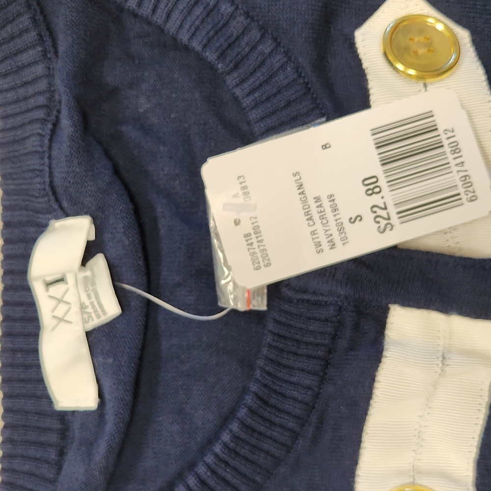 Button up sweater - Picture 3 of 4
